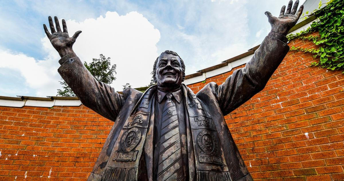 Než přišel Abramovič. Návrat do Premier League, kterou vyhrál i