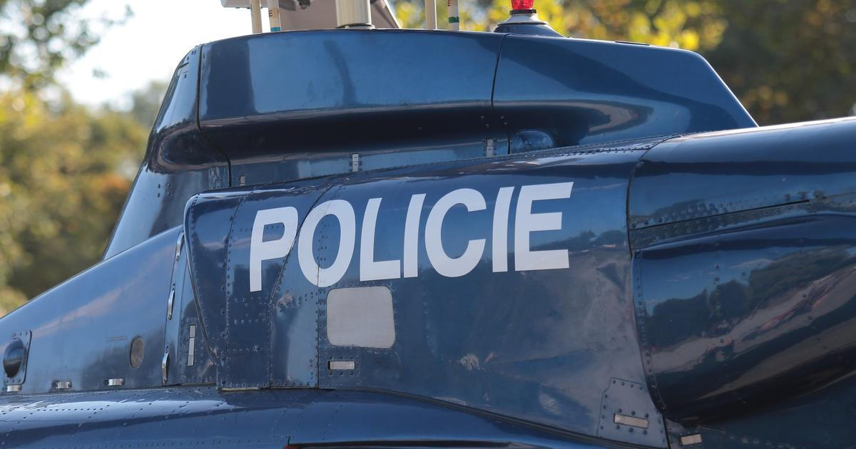 Policejní vrtulník za 138 tisíc. Účet za hlídání fotbalových zápasů