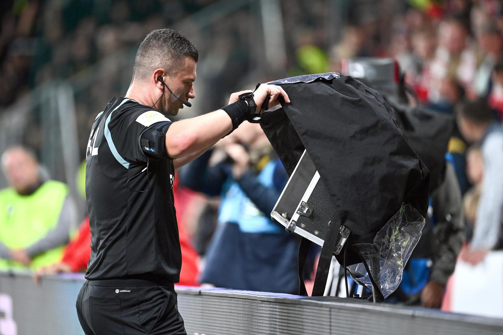 Je s ním fotbal spravedlivější, nebo ho kazí? VAR očima expertů Magazín pro fotbalovou kulturu