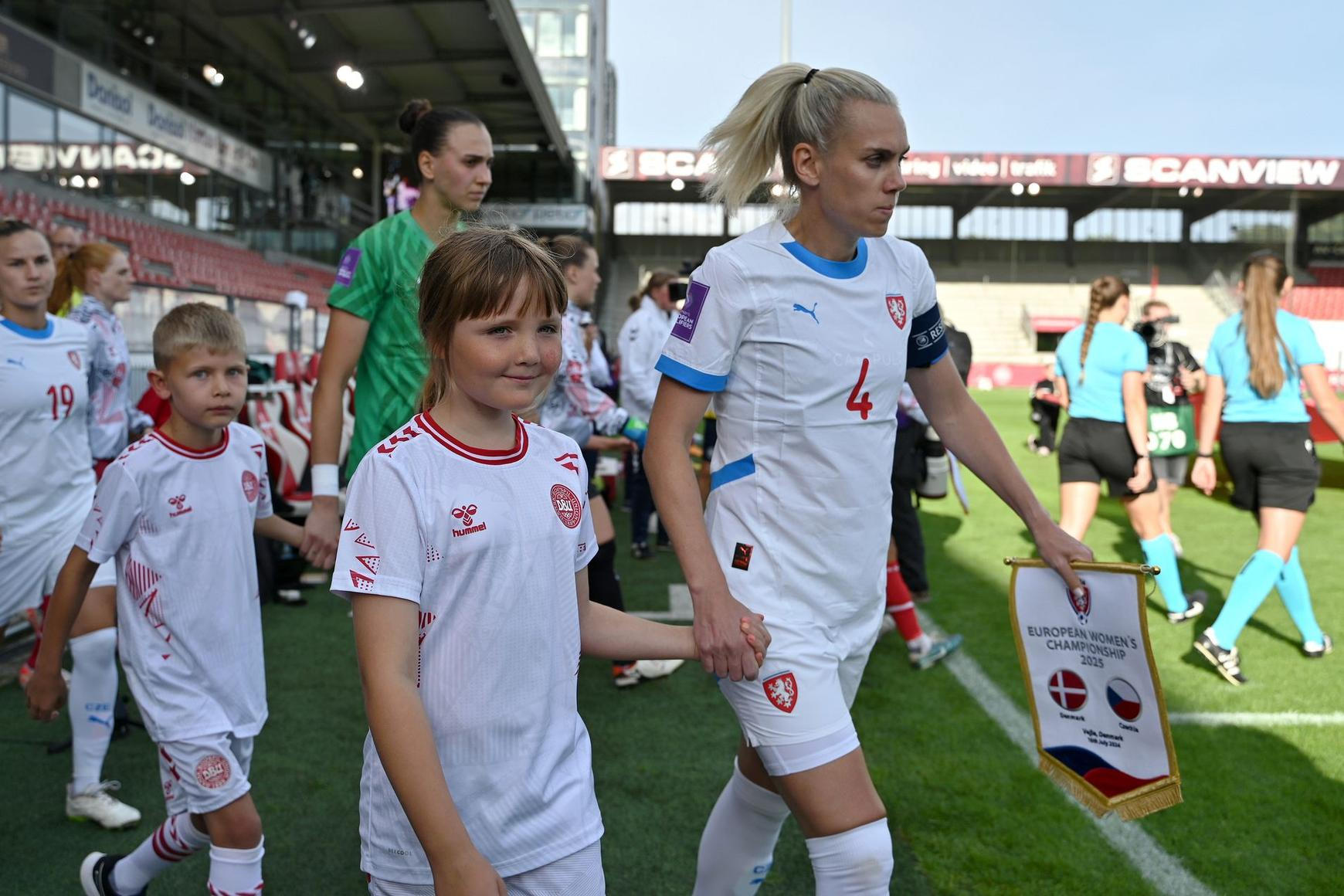 holky-hrajte-fotbal-kapit-nka-bertholdov-o-dvou-dek-d-ch-ve-spart-i