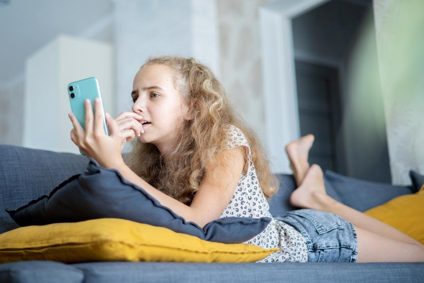 Na mobilu je závislých jen pár procent dětí, pro plný zákaz na školách nejsem, říká expert na digitální technologie