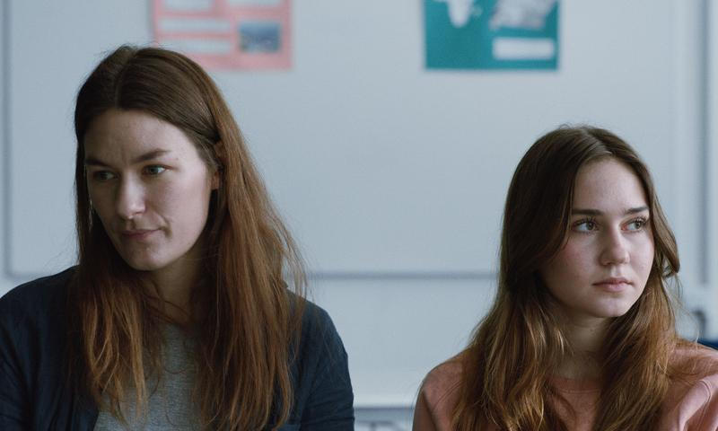 Film Až na věky si neklade ambice rozkrýt příčiny manželského konfliktu. Přiznaně ukazuje jen jednu jeho polovinu.