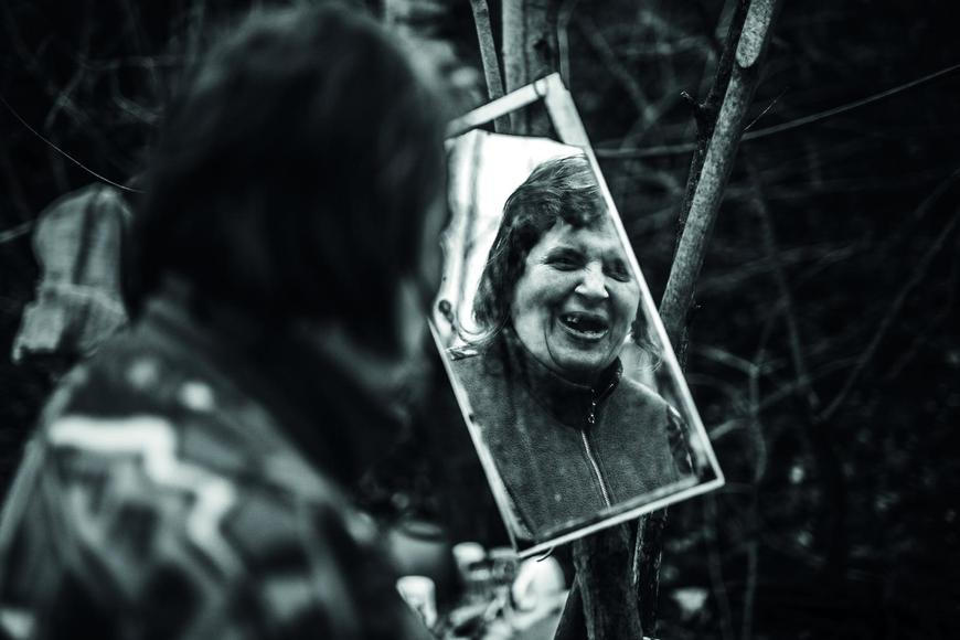 Nechtěná těhotenství, špína a beznaděj. Fotografie žen bez domova ukazují přehlíženou bolest českých ulic