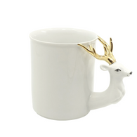 Kdo nehoří pro sklo, má rád alespoň porcelán. Radši byste hrnek s ouškem ve tvaru chameleona, nebo jelena se zlatými parohy?
