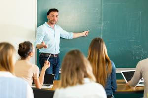 Učitelé matematiky, fyziky nebo informatiky na školách zoufale chybí. Absolventi, kteří by tyto předměty mohli učit, si ale vybírají lépe pracená místa v soukromých firmách.