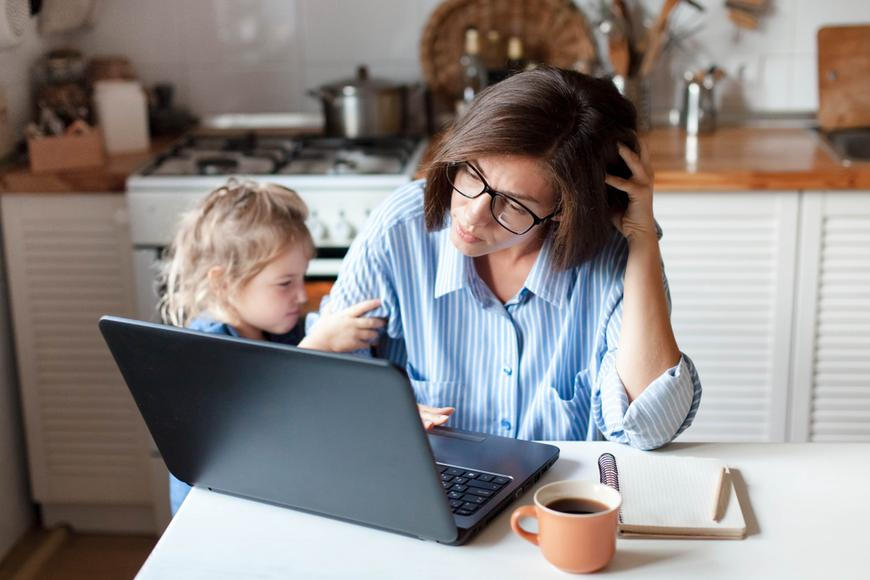 Střídavá péče, dětské skupiny nebo zvyšování „rodičáku“. Co strany slibují v souvislosti s work-life balance?