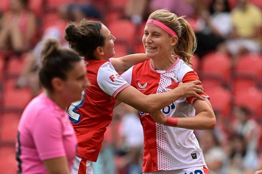 Slavia rozstřílela nováčka, Sparta má americkou hrdinku. Liga je zpět