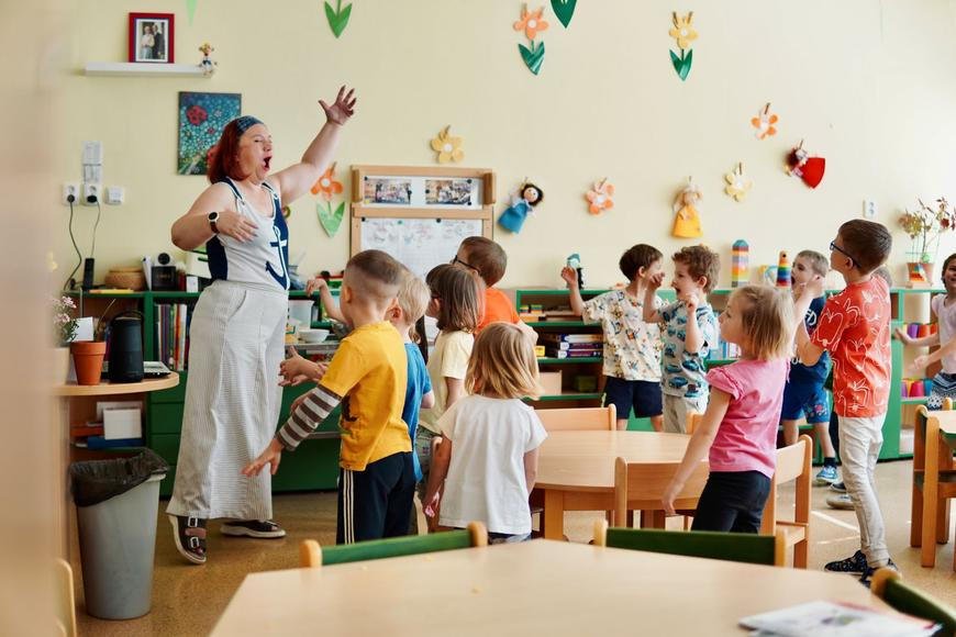 Jsou jim čtyři roky a jsou nadané. V českých školkách je ale mají za problémové děti a nevědí, co s nimi