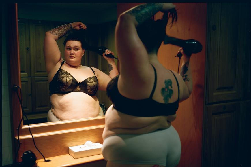 Nejsou líní ani nenasytní, lidé jim často nadávají. Fotografka zachytila dospívání dětí, které jsou obézní