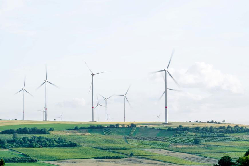 Větrák do každé rodiny nebo boj o Green Deal. Jak chtějí kandidující strany řešit klimatickou politiku
