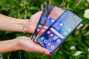 Samsung Z Flip7 je AI parťák vybavený asistenty Google Gemini a Galaxy AI, které rozšiřují možnosti telefonu na další úroveň
