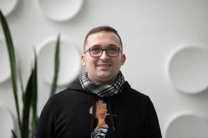 Pavel Daněk se živil jako programátor, pracoval i v laboratoři na výzkum rakoviny krve a měkkých tkání. Dnes učí na základní škole Labyrinth v Brně.
