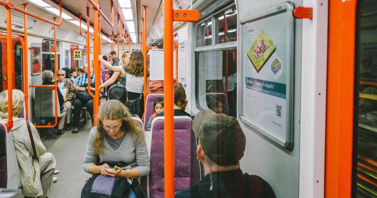 Sedli jsme si naproti sobě v metru a jsou z nás manželé. Češi opouštějí randící aplikace a seznamují se offline