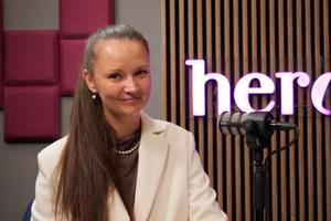 Andrea Chaloupková v podcastu Hlas Heroine vypráví o své zkušenosti s rakovinou, odstranění prsou a nemocí z implantátů.
