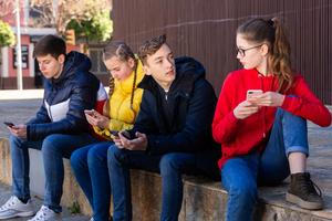 Generace alfa je podle Barbory Vajsejtlové daleko více zvyklá fungovat online i si v online světě hlídat soukromí, což ale neznamená, že by byla línější nebo nesmyslně přecitlivělá.