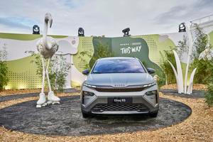 Venkovní instalace Škoda & Marcantonio na Designbloku: vůz Škoda Elroq RS 130