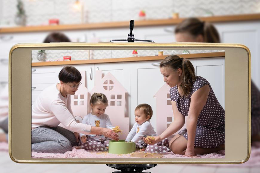 Mezi posty o výchově a vaření pašují konspirační teorie. Jak radikální influencerky lákají ženy do králičí nory