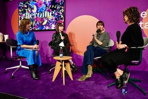 Kolik odvahy potřebují ženy v umění a designu? Vladimíra Klumparová, Zuzana Lednická a Monika Martykánová o tom debatovaly v živém podcastu Hlas Heroine na festivalu Designblok 2025 s Ilonou Kleníkovou (zprava).