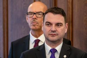 Předseda Motoristů Petr Macinka (v popředí).