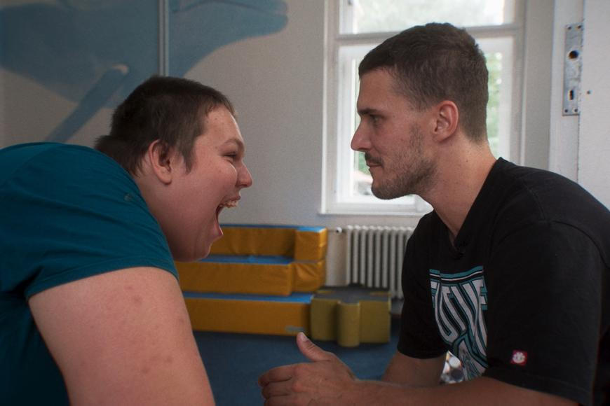 Co s Péťou?: Otec dvoumetrového chlapce s autismem je v nemocnici. Kam teď Péťa půjde, není jasné