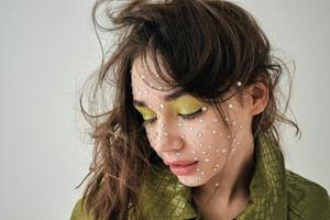 Změnu přístupu k líčení významně zpopularizoval v roce 2019 seriál Euforie a jeho make-up looky plné neonových linek, třpytek a nalepovacích kamínků.