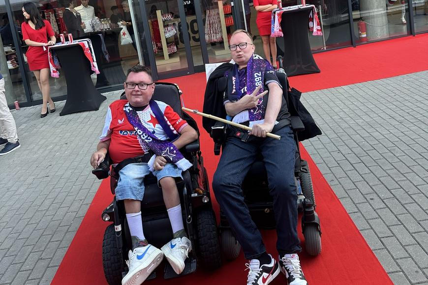 Pozor, inspekce jede! Stačí vidět na hřiště a dát si dobrou klobásu, někde ale nejde ani to