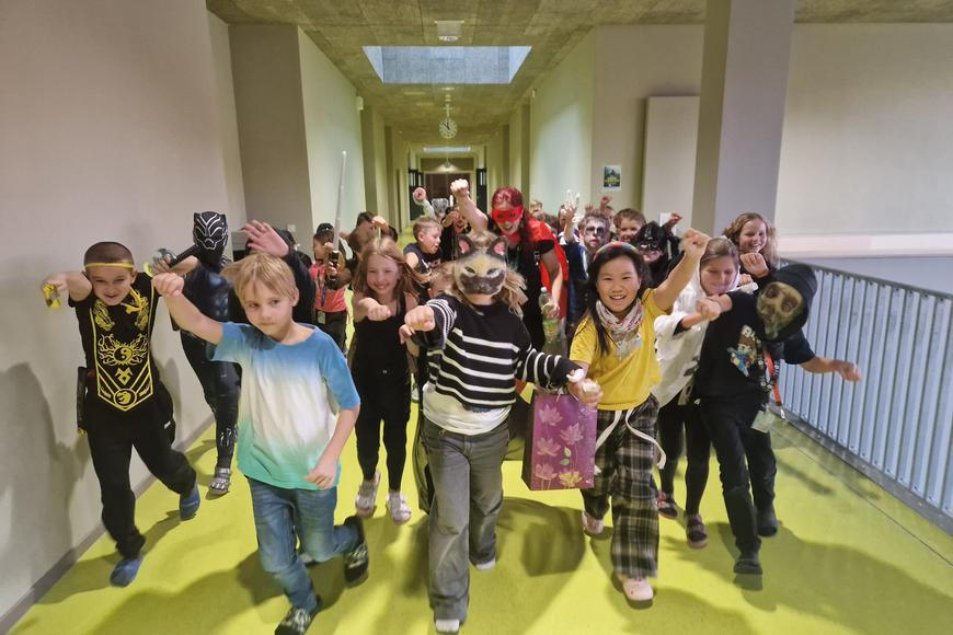 Na školu vidí z okna, chodit ale musí jinam. Vesnická škola za stovky milionů je přesto pro okolí Prahy spása