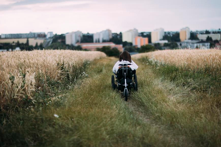 Nechci, aby dceru každou přestávku přenášeli po schodech jako balík, říká matka usilující o výtah ve škole