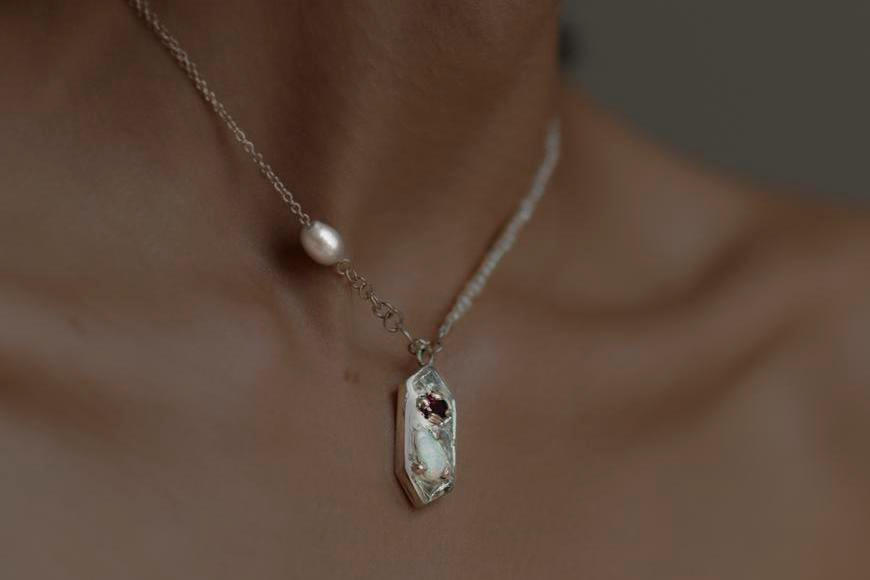 Blyštivá radost od českých designérek. Nejkrásnější lokální šperky, které udělají radost vám i vašim blízkým