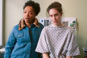 Naomi Ackie a Eva Victor ve filmu Sorry, Baby