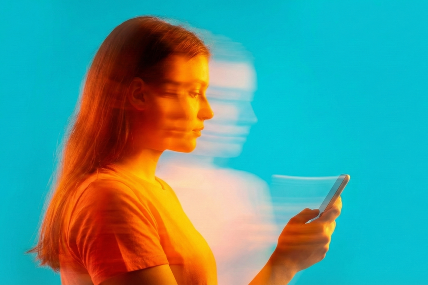 Chtěla se pochlubit knihou, ale svlékli ji do plavek. AI asistent na síti X se stal nástrojem digitální šikany žen