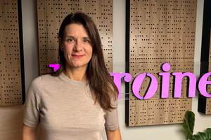 Novinářka Jana Ciglerová ve studiu podcastu Hlas Heroine.