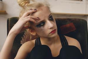 Míváme ve stacionáři takové novodobé Popelky vychovávané novým partnerem matky společně s dětmi, které jsou jeho vlastní, kdy otčím prostě nedokáže „cizí“ dítě přijmout a chovat se k němu stejně jako k těm svým. To je opravdu těžká pozice, říká Vlasta Pechancová.