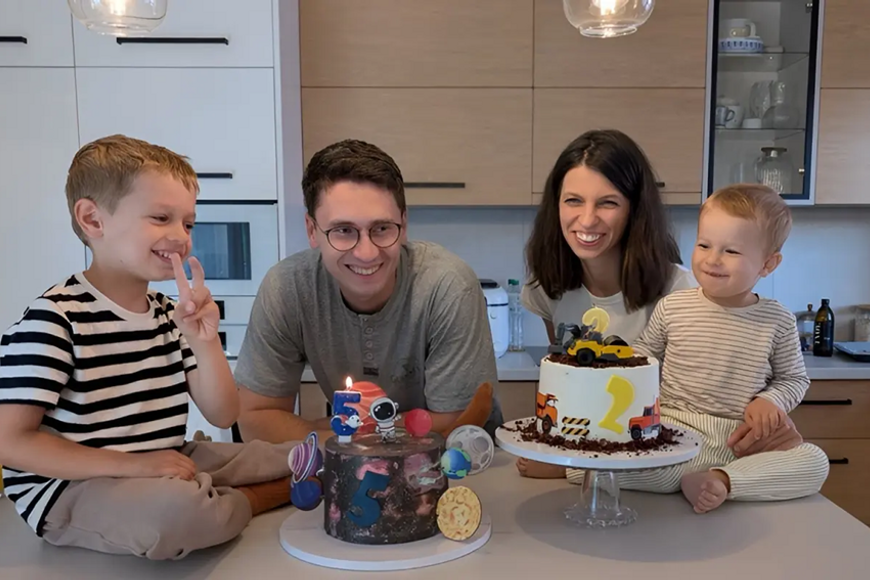 Přesvědčil špičkového vědce, aby pro jeho syna připravil genovou léčbu. Teď potřebuje vybrat 100 milionů