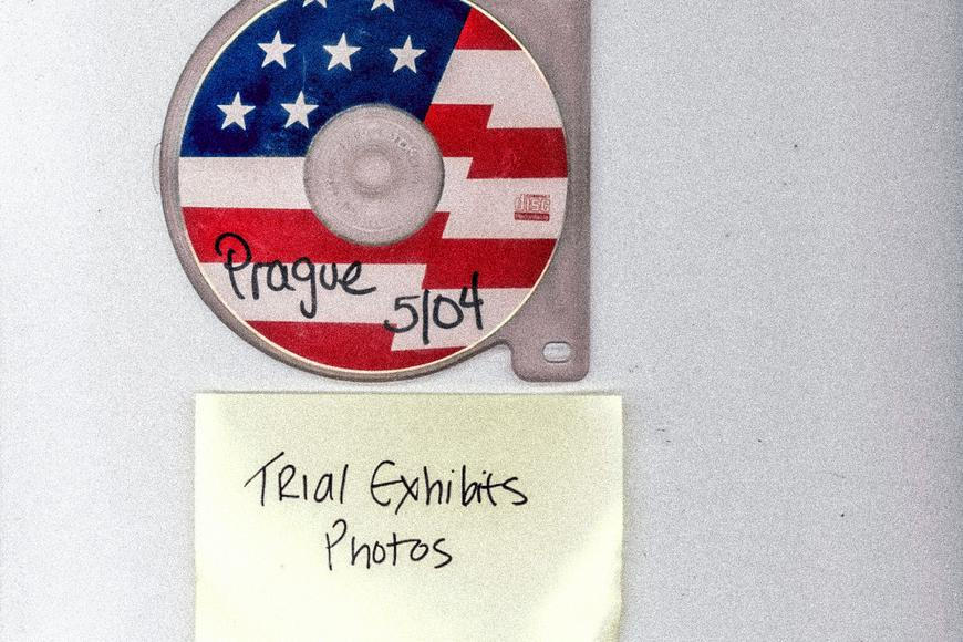 Zoufalé prosby Češek o pomoc i nákupy v hráčkařství. Co vše je ve dvou tisících Epsteinových dokumentech o Praze