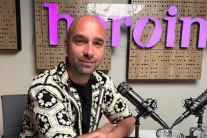 Podle dokumentů, které Lukáš Houdek našel v Epsteinových složkách s důkazy, byla Praha tranzitní zemí, odkud dívky ve velkém měřítku cestovaly do Paříže a dál do New Yorku s vidinou kariéry v modelingu.