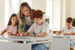 Studie vyvrací představu, že víceletá gymnázia nabízí komplexnější vzdělání, píše Lucie Kocurová.