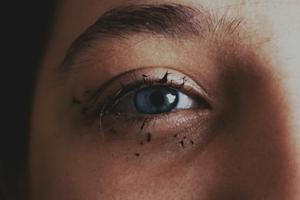 Na jedné straně stojí pacienti a pacientky – vyčerpaní, hledající odpovědi. A na straně druhé přetížený zdravotnický systém, dlouhé čekací lhůty, málo lékařů a lékařek, stereotypy.