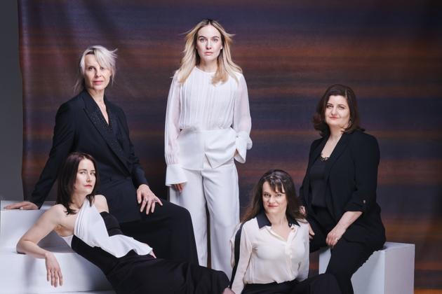 Tvůrčí tým seriálu Monyová o spisovatelce Simoně Monyové. Obálka nejnovějšího čísla Heroine se věnuje právě jemu.