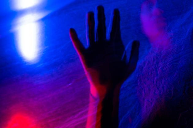 62 milionů návštěv zaznamenal web, který obsahuje videa mužů znásilňujících své omámené a spící partnerky a manželky. Je to jako případ Gisèle Pelicot, ale v masovém měřítku.