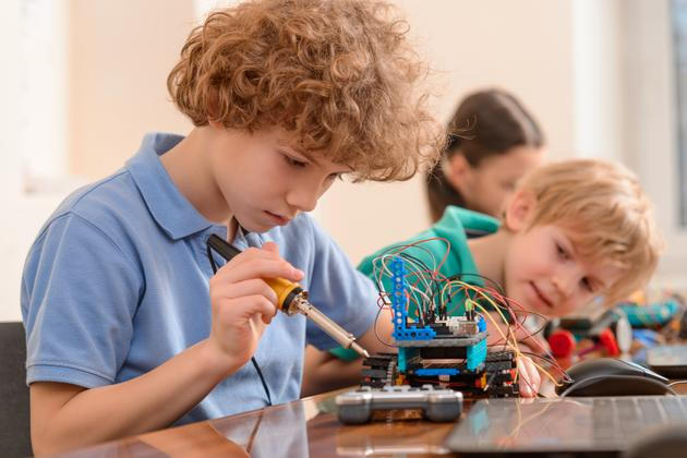 Nadané děti se na běžných školách často setkaly s nepochopením, jejich cestu jim pomohl někdy najít i jeden jediný mentor nebo mentorka.