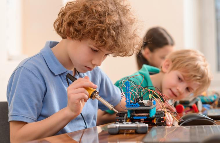 Nadané děti se na běžných školách často setkaly s nepochopením, jejich cestu jim pomohl někdy najít i jeden jediný mentor nebo mentorka.