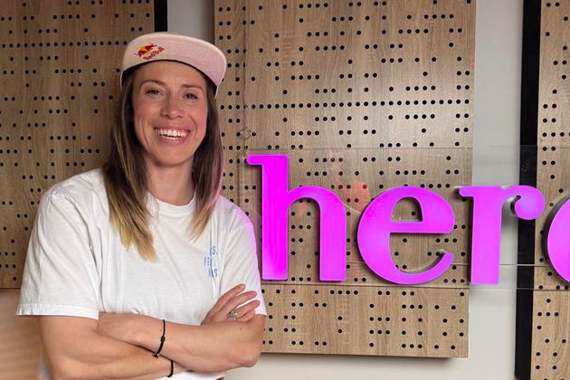 „Měla jsem ten stereotypní pocit, že když nebudu do tří let s dítětem doma, tak jsem sobec a kariéristka,“ říká snowboardistka Eva Adamczyková v podcastu Hlas Heroine.