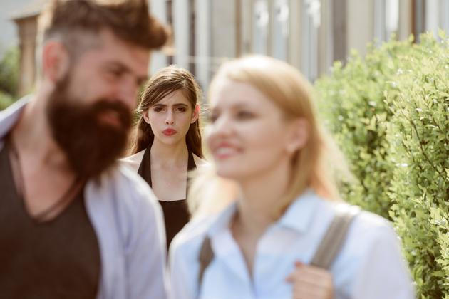  Pokud nevěra trvá dlouho, člověk svému partnerovi lže a vymýšlí si, co dělal. Toto lhaní naruší důvěru ve vztahu úplně stejně nebo možná ještě víc než samotná nevěra. 