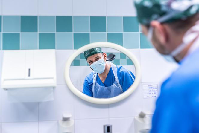 „Při splnění jasných kritérií a za přítomnosti zkušeného týmu je vaginální porod koncem pánevním stejně bezpečnou variantou jako porod hlavičkou a výhodnější než císařský řez,“ říká ostravský porodník Ondřej Šimetka.