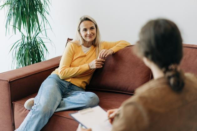 Lidé často nechodí do psychoterapie proto, že by nevěděli, co mají dělat. Ale proto, že to udělat nedokážou. V tom chatbot nepomůže.