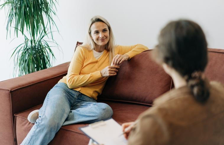 Lidé často nechodí do psychoterapie proto, že by nevěděli, co mají dělat. Ale proto, že to udělat nedokážou. V tom chatbot nepomůže.