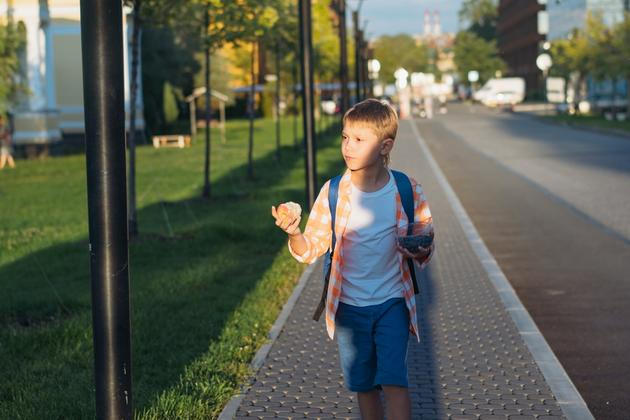Škole se vyhýbají děti, které tam zažívají šikanu, nebo které se potýkají třeba se závislostí nebo domácím násilím. Někteří rodiče pak jednoduše nevěří ve smysl školní docházky a absence bez problémů omlouvají.