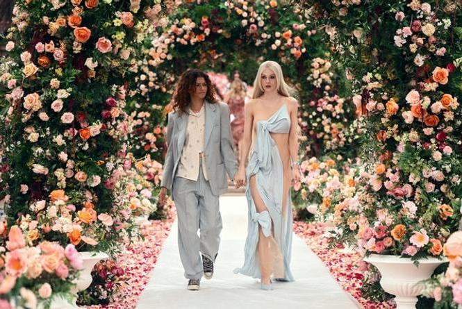 Zendaya a Hunter Schafer ve třetí řadě Euforie.