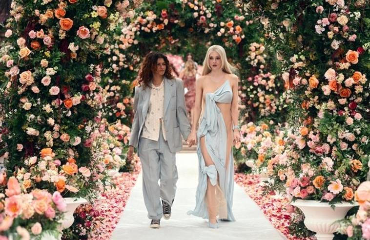Zendaya a Hunter Schafer ve třetí řadě Euforie.
